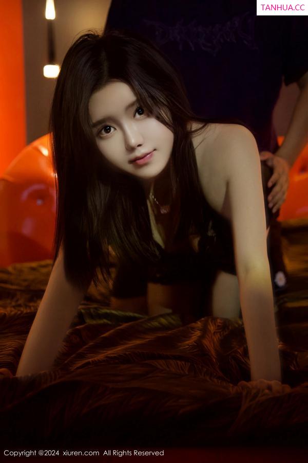   [XiuRen]高清写真图 2024.08.02 No.8956 小薯条nienie 黑丝美腿第53张图片